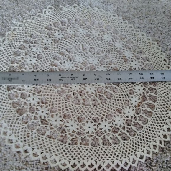 Vintage Crocheted Doily with Intricate Design - Picture 4 of 5